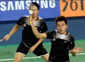 Goh V Shem (left) and Tan Wee Kiong in action