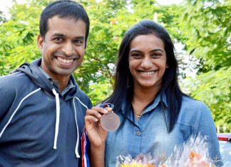 P Gopichand (L) with P.V. Sindhu after she returned home with a bronze medal at badminton World Championships in Copenhagen.