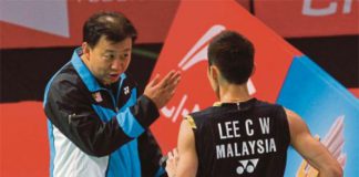 Lee Chong Wei (right) talks to his coach Tey Seu Bock