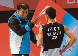Lee Chong Wei (right) talks to his coach Tey Seu Bock