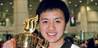 Zulfadli Zulkiffli with his world junior championships trophy
