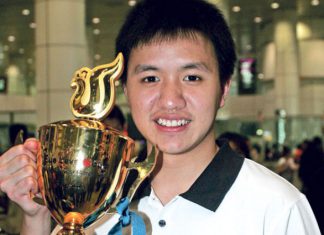 Zulfadli Zulkiffli with his world junior championships trophy