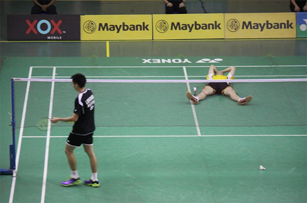 Goh Soon Huat (yellow) disappointed after a close loss to Daren Liew