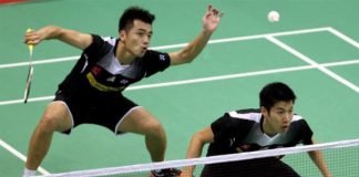 Tan Wee Kiong (back) and Goh V Shem in action