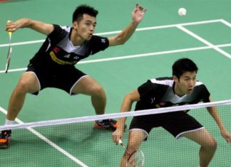 Tan Wee Kiong (back) and Goh V Shem in action