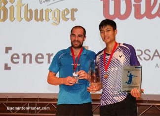 Chou Tien Chen (right) and Scott Evans are holding their trophies