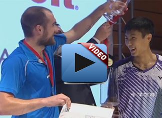 Chou Tien Chen (right) and Scott Evans at the post-match trophy presentation
