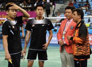 Wish Goh V Shem (second left) a speedy recovery