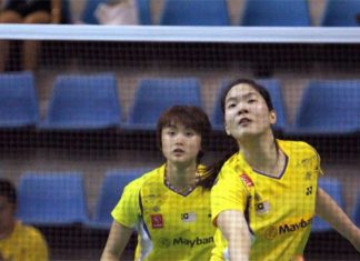 Vivian Hoo (behind) and Ng Hui Lin lost in the semi-final of Korean Open