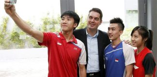 BWF chief Poul-Erik Hoyer Larsen (second from left) having a selfie taken with Team Singapore shuttlers. (Photo: TODAY/Ernest Chua)