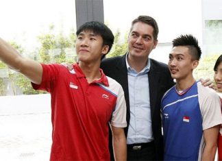 BWF chief Poul-Erik Hoyer Larsen (second from left) having a selfie taken with Team Singapore shuttlers. (Photo: TODAY/Ernest Chua)