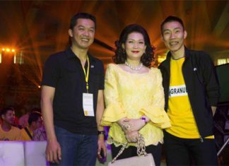 Taufik Hidayat & Lee Chong Wei with Countess Leeswadtrakul at the Badminton Thai Glory to the King event