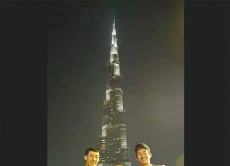 Yoo Yeon-seong (left) and Lee Yong-dae take picture in front of Burj Khalifa