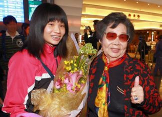 Tai Tzu-ying and her grandmother pose for a photo at Taiwan Taoyuan International Airport. (Photo/Chen Chi-chuan)