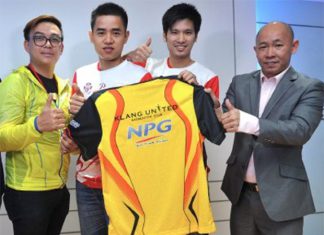 Klang United BC players Simon Santoso (second left), Derek Wong (second right) and coach Yap Kim Hock (right)