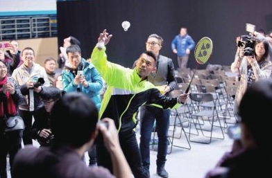 Lin Dan hit shuttlecocks to the crowd