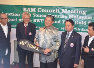 Morshidi (centre) receiving the Datuk Lee Chong Wei autographed racquet from Tengku Mahaleel (second left) yesterday. Also seen are Aziz (second right) and other BAM officials.