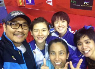 Vivian Hoo/Woon Khe Wei and Amelia Alicia Anscelly/Soong Fie Cho taking selfies with their coach Rosman Razak (photo: Rosman Razak's Facebook)