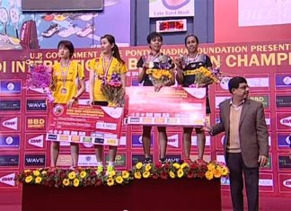 Vivian Hoo (yellow shirt, left) / Woon Khe Wei on the podium with Soong Fie Cho (black shirt, left) - Amelia Alicia Anscelly