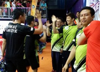 Lee Yong-Dae congratulates Mak Hee Chun/Tan Bin Shen after their win over Ow Yao Han/Tan Boon Heong (photo: Muar City's FB)