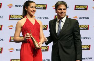 Carolina Marin receives trophy at the 2015 Mundo Deportivo