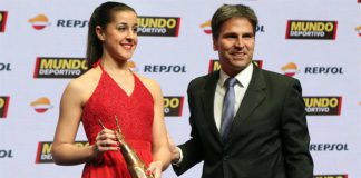Carolina Marin receives trophy at the 2015 Mundo Deportivo
