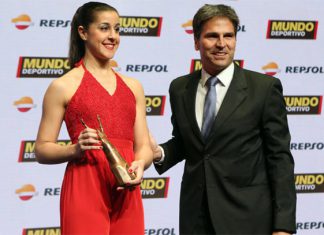 Carolina Marin receives trophy at the 2015 Mundo Deportivo