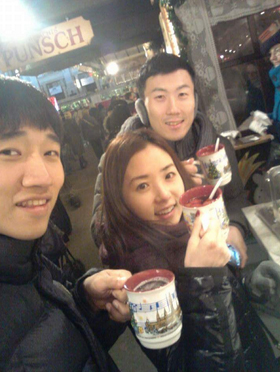 Who is that beautiful lady in the middle? Yoo Yeon-Seong's wife? (photo: YeongHyeob Yoo)