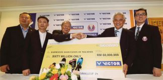 BAM president Tan Sri Tengku Mahaleel Tengku Arif (right) shaking hands with the Chairman of Victor International Chen Den-li