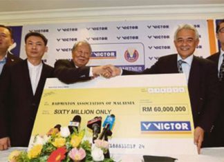 BAM president Tan Sri Tengku Mahaleel Tengku Arif (right) shaking hands with the Chairman of Victor International Chen Den-li