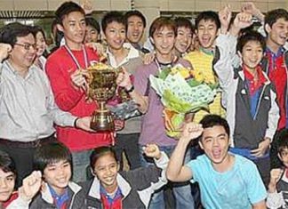 Mak Hee Chun (holding the trophy) and Teo Kok Siang (holding the flowers) win both Asian and world junior titles in 2008.