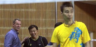 Morten Frost talks to Tey Seu Bock during Lee Chong Wei's training session