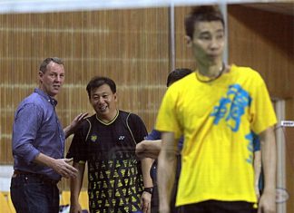 Morten Frost talks to Tey Seu Bock during Lee Chong Wei's training session