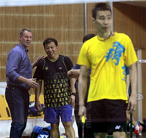 Morten Frost talks to Tey Seu Bock during Lee Chong Wei's training session Morten Frost talks to Tey Seu Bock during Lee Chong Wei's training session