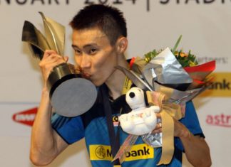 Lee Chong Wei kisses the Malaysian Open trophy after securing his record 10th home title in 2014.