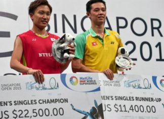 Japanese Kento Momota (left) defeats Hu Yun of Hong Kong to win Singapore Open. (photo: AFP)