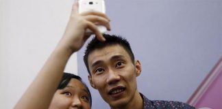 Malaysia's Lee Chong Wei (right) taking a selfie with a fan (photo: Reuters)