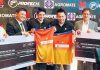 Lim Khim Wah (4th left) and Hoon Thien How with their sponsors (photo: Kosmo)
