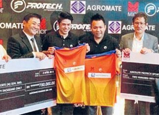 Lim Khim Wah (4th left) and Hoon Thien How with their sponsors (photo: Kosmo)