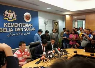 Lee Chong Wei attending a press conference with Malaysia's Youth and Sports Minister Khairy Jamaluddin (middle front) on Monday. (photo: Reuters)