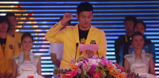 Chen Long delivers the athletes oath. (photo: Reuters)