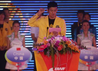 Chen Long delivers the athletes oath. (photo: Reuters)