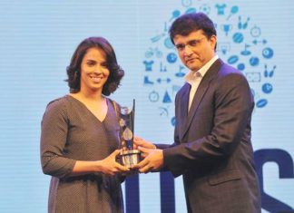 Saina Nehwal receives India's TOISA Youth Icon of the Year. (photo: Times of India)