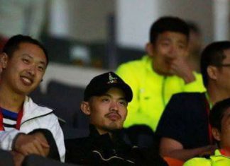 Lin Dan and Chen Long were in the crowd watching Lee Chong Wei played against Lee Dong Keun on Day 1 of Sudirman Cup.