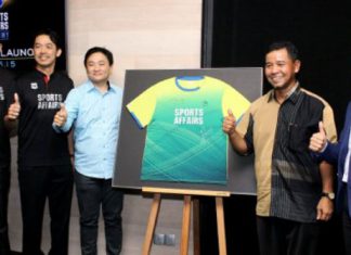 Raezal, Ahmad Shapawi, Ronnie Tan - Director of Protech Absolute M Sdn Bhd, Rashid Sidek, and Rosman Razak (from right). (photo: Bernama)