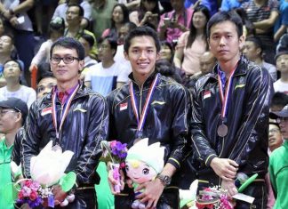 Mohammad Ahsan (left) and Hendra-Setiawan (right) don't look happy in the Sudirman Cup award ceremonies. (photo: PBSI)