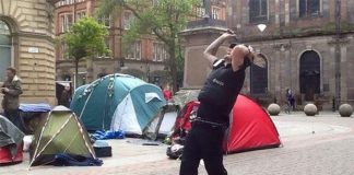 Well intended – the officer's actions praised for building bridges with the city's homeless