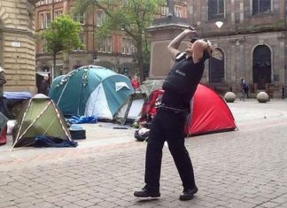 Well intended – the officer's actions praised for building bridges with the city's homeless