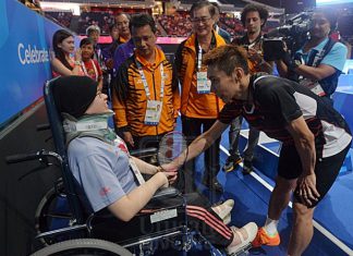 Lee Chong Wei lift spirits of a cancer patient. (photo: Fauzi Baharudin, Utusan)