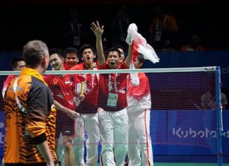 The Indonesian celebrate their team's thrilling win over Malaysia in front of Morten Frost. (photo: SEA Games)